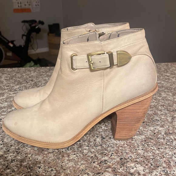 CLEARANCE! | Hinge ankle booties beige tan color - Picture 3 of 8